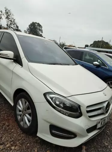 Mercedes-Benz B 180