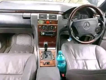 Mercedes-Benz E200