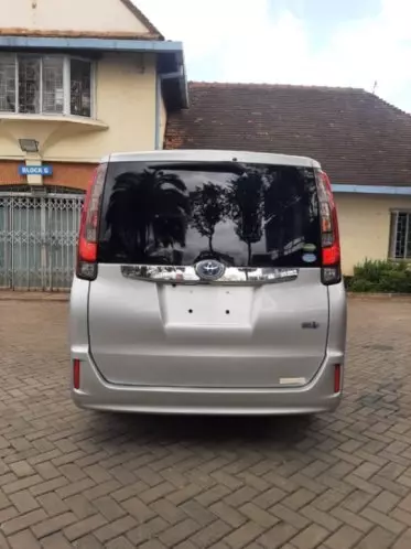 Toyota Noah Hybrid