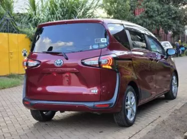 Toyota Sienta Hybrid 