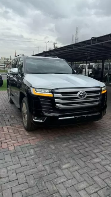 Toyota  Land Cruiser VXR V8