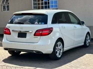 Mercedes-Benz B 180