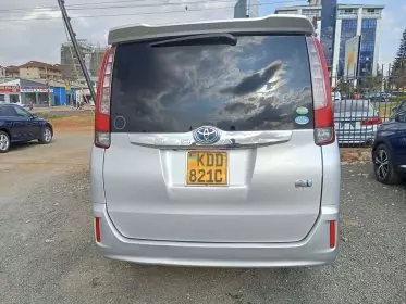Toyota Noah Hybrid