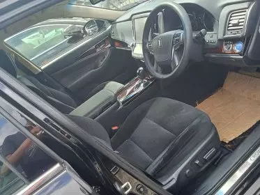 Toyota Crown Royal saloon Hybrid 