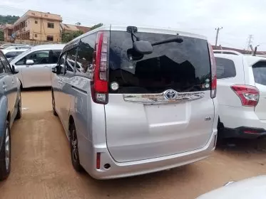 Toyota Noah Hybrid