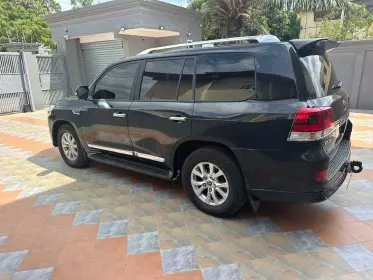Toyota  Land Cruiser VXR V8
