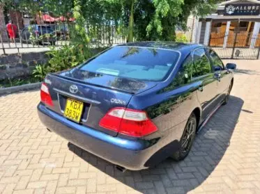 Toyota Crown Royal saloon 