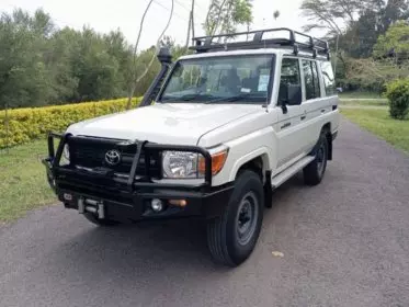 Toyota Land Cruiser 76 hard Top (9 Seater)