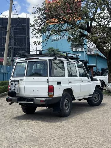 Toyota Landcruiser 76