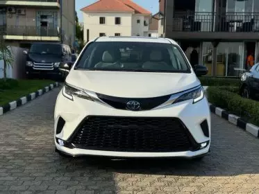 Toyota Sienta Hybrid 