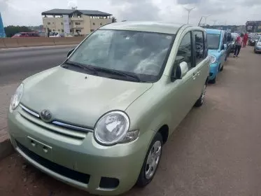 Toyota Sienta