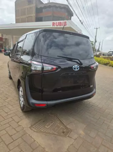 Toyota Sienta Hybrid 
