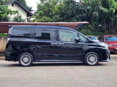 Toyota Voxy Hybrid