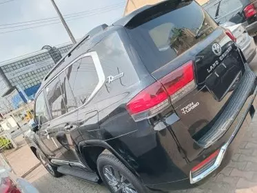 Toyota  Land Cruiser VXR V8