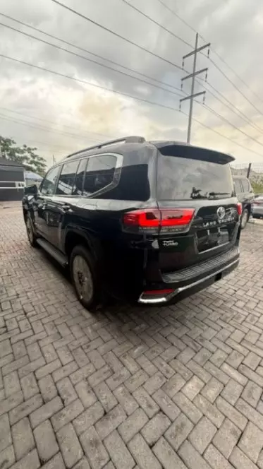 Toyota  Land Cruiser VXR V8