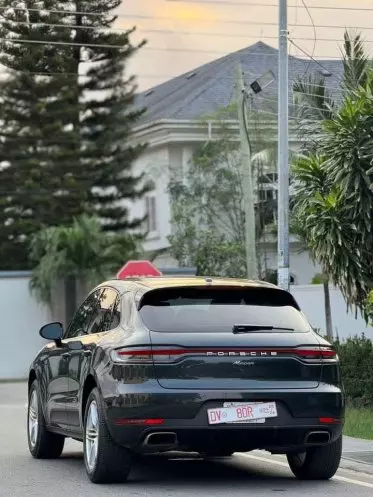 PORSCHE Macan