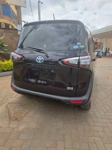 Toyota Sienta Hybrid 