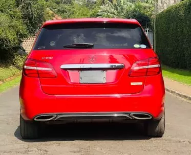 Mercedes-Benz B 180
