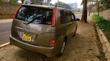 Toyota Isis 
