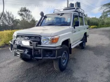 Toyota Land Cruiser 76 hard Top (9 Seater)