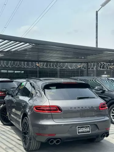 PORSCHE Macan