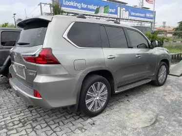 Lexus LX 600