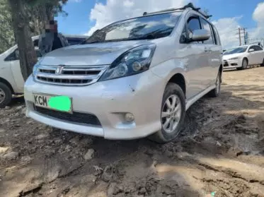Toyota Isis 