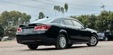 Toyota Crown Royal saloon