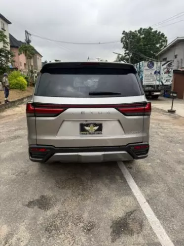 Lexus LX 600
