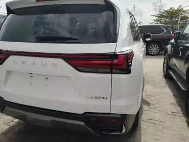 Lexus LX 600