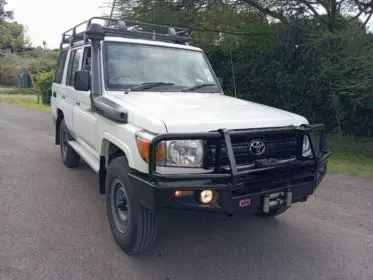 Toyota Land Cruiser 76 hard Top (9 Seater)