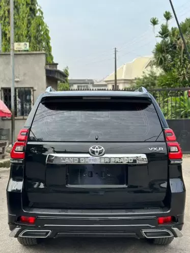 Toyota  Land Cruiser VXR V8
