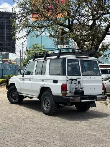 Toyota Landcruiser 76
