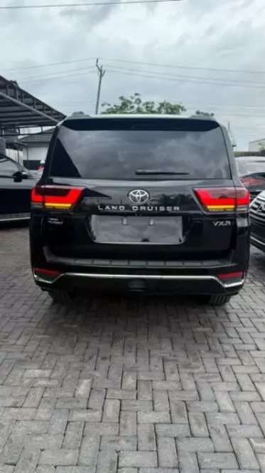 Toyota  Land Cruiser VXR V8