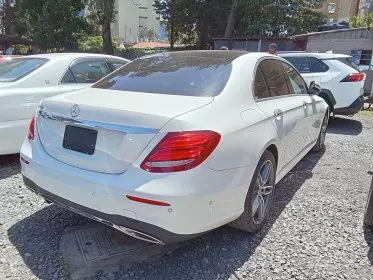 Mercedes-Benz E 200