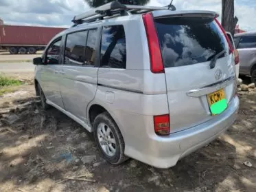 Toyota Isis 