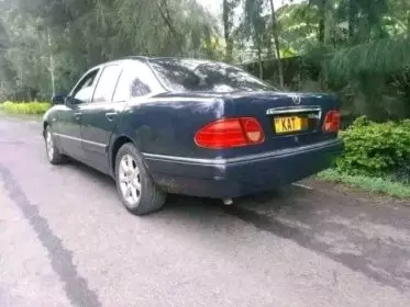 Mercedes-Benz E200