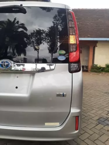 Toyota Noah Hybrid