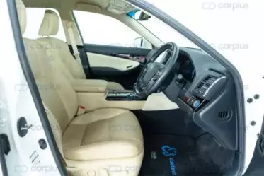 Toyota Crown Royal saloon Hybrid