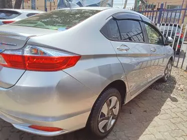 Honda Grace Hybrid