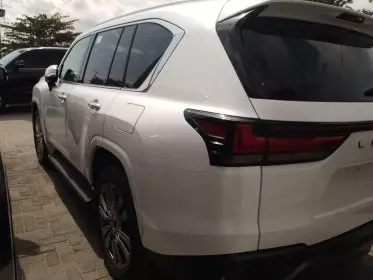 Lexus LX 600