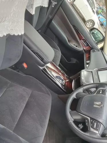 Toyota Crown Royal saloon Hybrid 