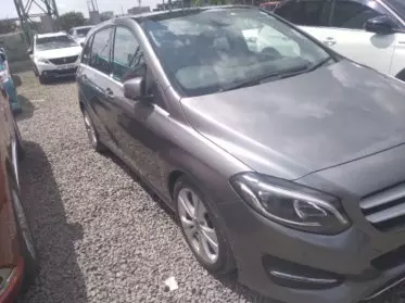 Mercedes-Benz B 180