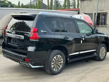 Toyota  Land Cruiser VXR V8