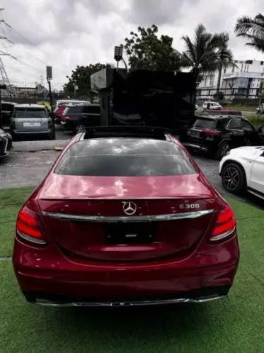Mercedes-Benz E 300