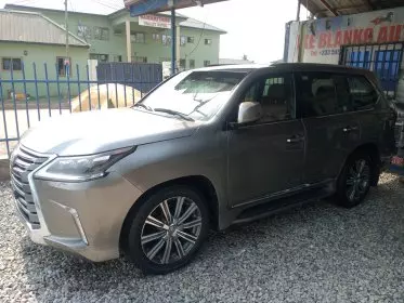 Lexus 570