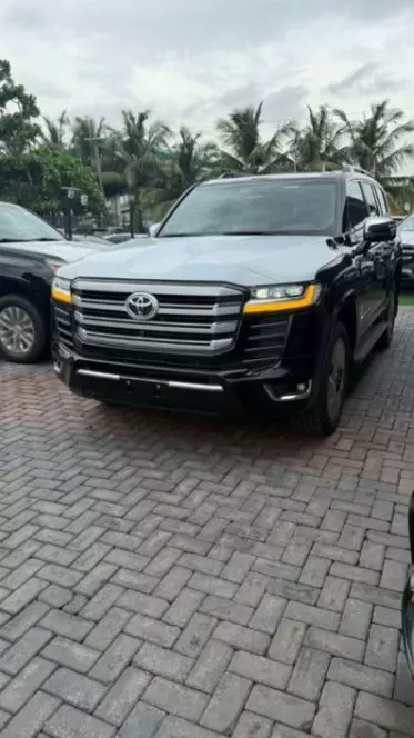 Toyota  Land Cruiser VXR V8