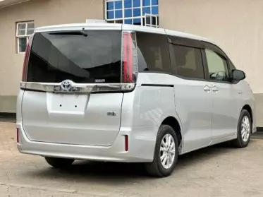 Toyota Noah Hybrid
