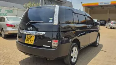 Toyota Isis 