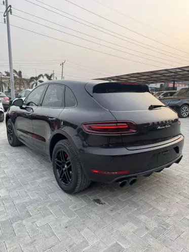 PORSCHE Macan